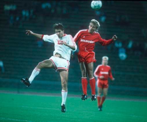Uefa Cup 1. Runde: FC Bayern München - Legia Warschau 07.09.1988. Kopfballduell zw. Hans-Dieter Flick (FCB re.) und Dariusz Dziekanowski (Warschau).