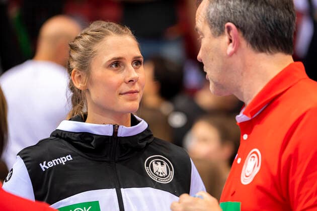 Stuttgart, Deutschland 21. November 2019: EHF Frauen Testspiel - Deutschland vs. Montenegro Alicia Stolle (Deutschland Thueringer HC) im Gespräch mit Trainer Henk Groener (Deutschland) Stuttgart Scharrena Deutschland