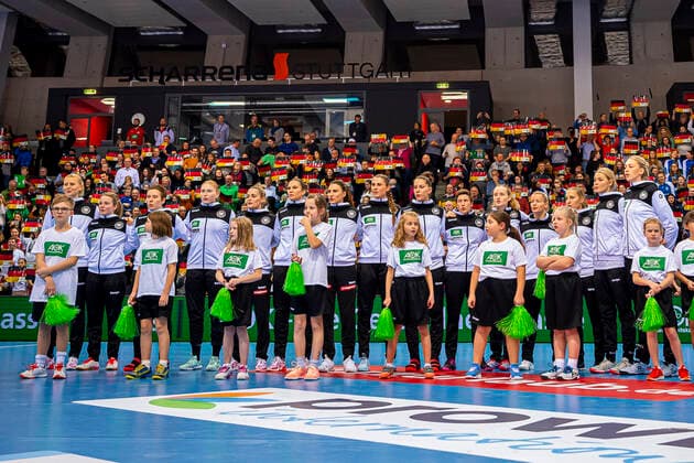 Stuttgart, Deutschland 21. November 2019: EHF Frauen Testspiel - Deutschland vs. Montenegro die Mannschaft von Deutschland bei der Nationalhymne Stuttgart Scharrena Deutschland