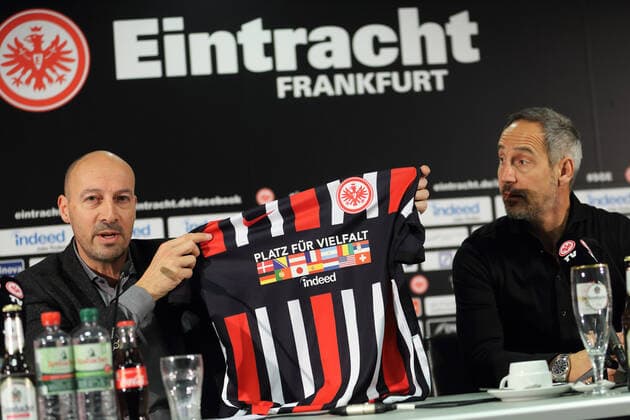 Sport Bilder des Tages MARC HINDELANG, ADI HUETTER SONDERTRIKOT GEGEN RASSISMUS PRESSEKONFERENZ EINTRACHT FRANKFURT FRANKFURT 