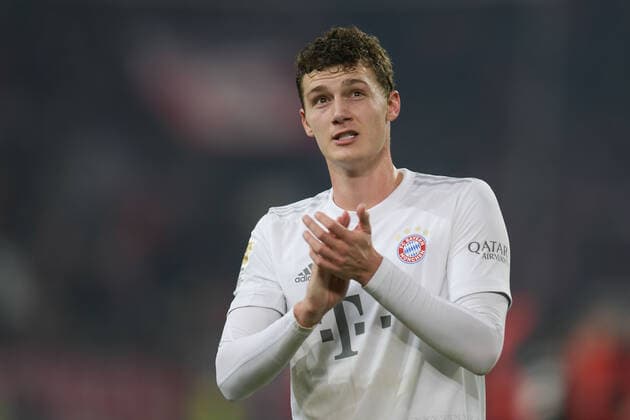 23.11.2019, xmhx, Fussball 1.Bundesliga, Fortuna Duesseldorf - Bayern Muenchen emspor, v.l. Benjamin Pavard (FC Bayern München) jubelt, freut sich, bedankt sich bei den Fans (DFL DFB REGULATIONS PROHIBIT ANY USE OF PHOTOGRAPHS as IMAGE SEQUENCES and or QUASI-VIDEO) Duesseldorf