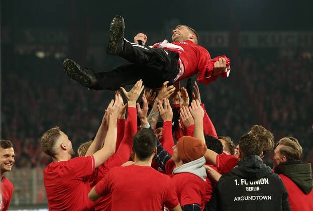 Bilder des Jahres 2019, Sport 11 November Capo Vorsänger Fabian Voss Vossi wird nach 13 Jahren verabschiedet, Mannschaft feiert 2:0 Sieg Fußball Fussball DFL Bundesliga Herren Saison 2019 2020 23.11.2019 1.FC Union Berlin FCU vs. Borussia Mönchengladbach BMG DFL regulations prohibit any use of photographs as image sequences and or quasi-video. *** Capo lead singer Fabian Voss Vossi is bid farewell after 13 years, team celebrates 2 0 victory sport football football DFL Bundesliga men season 2019 2020 23 11 2019 1 FC Union Berlin FCU vs Borussia Mönchengladbach BMG DFL regulations prohibit any use of photographs as image sequences and or quasi video