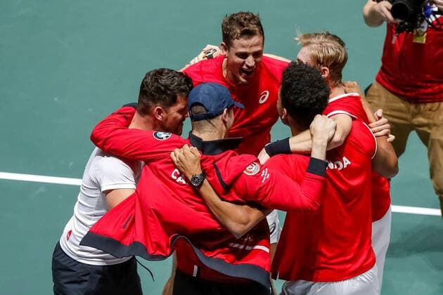 Canadian team celebrate the vicory of Canadian players Denis Shapovalov and Vasek Pospisil against Russian Karen Khachanov and Andrey Rublev during the third doubles match of the Davis Cup s semifinal match between Russia and Canada played at Caja Magica stadium in Madrid, Spain on 23 November 2019. Russia vs Canada !ACHTUNG: NUR REDAKTIONELLE NUTZUNG!  Copyright: xEmilioxNaranjox GRAF5344 20191123-637101282571352547