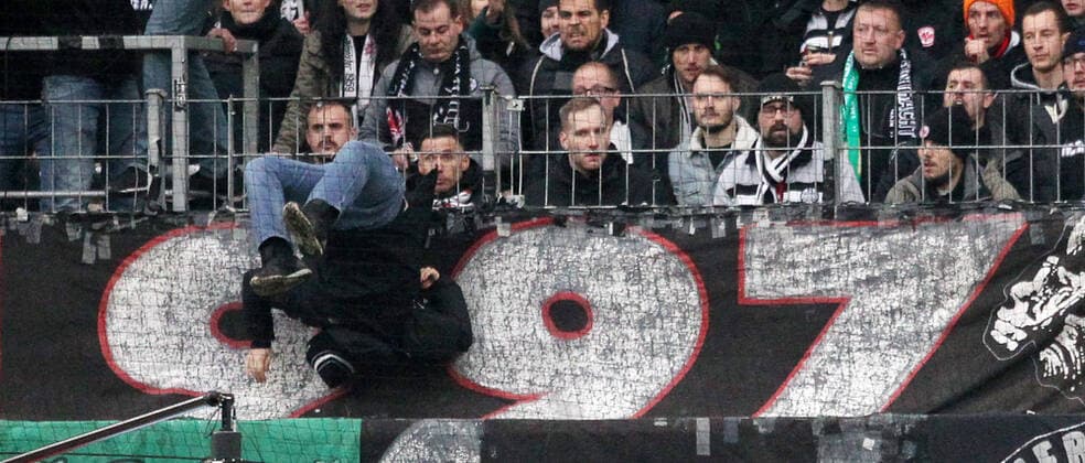 Bilder des Jahres 2019, Sport 11 November beim 1-0 Treffer der Wolfsburger stürzt ein Frankfurter Ultra kopfüber über den Zaun, Fussball, 1. Bundesliga: Eintracht Frankfurt - VfL Wolfsburg, 12. Spieltag am 23.11.2019, Saison 2019 20, ZmdZ, sge, ** Gemäß den Vorgaben der DFL Deutsche Fußball Liga ist es untersagt, in dem Stadion und oder vom Spiel angefertigte Fotoaufnahmen in Form von Sequenzbildern und oder videoähnlichen Fotostrecken zu verwerten bzw. verwerten zu lassen. DFL regulations prohibit any use of photographs as image sequences and or quasi-video. ** Eintracht Frankfurt - VfL Wolfsburg *** the 1 0 goal of the Wolfsburger a Frankfurt Ultra headlong crashes over the fence, football, 1 Bundesliga Eintracht Frankfurt VfL Wolfsburg, 12 game day on 23 11 2019, season 2019 20, ZmdZ, sge, According to the specifications of the DFL German Football League it is forbidden, to use or have used photographs taken in the stadium and or from the match in the form of sequence images and or video-like photo sequences DFL regulations prohibit any use of photographs as image sequences and or quasi video Eintracht Frankfurt VfL Wolfsburg