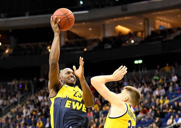 23.11.2019, xlakx, Basketball BBL, Alba Berlin - EWE Baskets Oldenburg emspor, v.l.am Ball Rickey Paulding (EWE Baskets Oldenburg, No.23),Rokas Giedraitis (Alba Berlin, No.31) Berlin