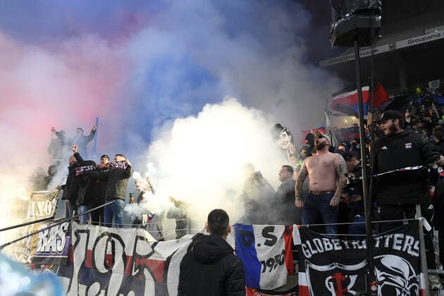 Fußball, Olympique Lyon - OGC Nizza ILLUSTRATION - SUPPORTERS - INCIDENTS - FUMIGENES FOOTBALL : Lyon vs Nice - Ligue 1 Conforama - 23 11 2019 FEP Panoramic 