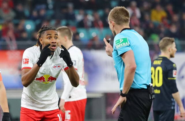 Bilder des Jahres 2019, Sport 11 November Sport Bilder des Tages RB Leipzig - Koeln Fussball Bundesliga Leipzig, 23.11.2019, Red Bull Arena, Fussball, Bundesliga, 12.Spieltag , RB Leipzig vs. 1. FC Köln , Im Bild v.l.: Christopher Nkunku (RB Leipzig) und Schiedsrichter Robert Schröder. , DFL regulations prohibit any use of photographs as image sequences and or quasi-video. , *** RB Leipzig Cologne Soccer Bundesliga Leipzig, 23 11 2019, Red Bull Arena, Soccer, Bundesliga, 12 Matchday , RB Leipzig vs 1 FC Köln , Im Bild v l Christopher Nkunku RB Leipzig and referee Robert Schröder , DFL regulations prohibit any use of photographs as image sequences and or quasi video ,