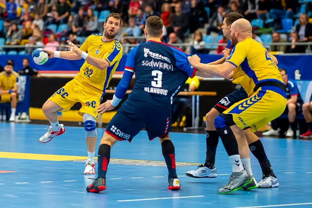 Bietigheim, Deutschland 23. November 2019: 2. BL - 19 20- SG BBM Bietigheim vs. VfL Gummersbach v.li. Robin Haller (Gummersbach), Nikola Vlahovic (Bietigheim), Alexander Becker (Gummersbach), Tim Dahlhaus (SG BBM Bietigheim) Bietigheim Egetrans Arena Baden-Württemberg Deutschland