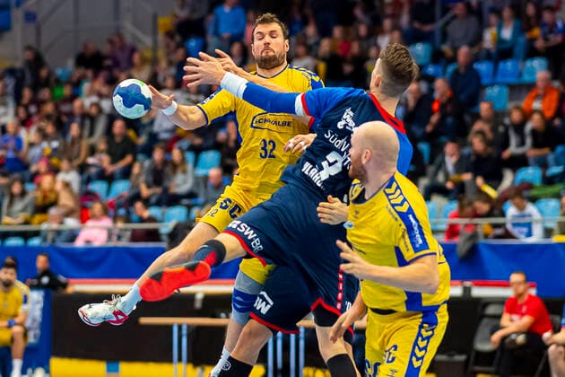 Bietigheim, Deutschland 23. November 2019: 2. BL - 19 20- SG BBM Bietigheim vs. VfL Gummersbach Robin Haller (Gummersbach), Nikola Vlahovic (Bietigheim), Alexander Becker (Gummersbach) Bietigheim Egetrans Arena Baden-Württemberg Deutschland