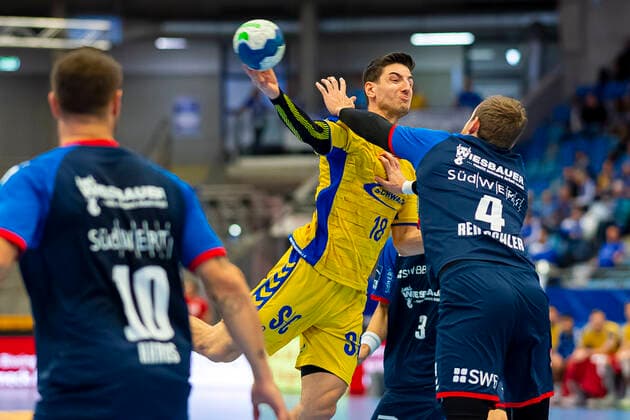 Bietigheim, Deutschland 23. November 2019: 2. BL - 19 20- SG BBM Bietigheim vs. VfL Gummersbach Alexander Hermann (Gummersbach), Patrick Rentschler (SG BBM Bietigheim) Bietigheim Egetrans Arena Baden-Württemberg Deutschland