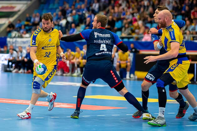 Bietigheim, Deutschland 23. November 2019: 2. BL - 19 20- SG BBM Bietigheim vs. VfL Gummersbach v.li. Robin Haller (Gummersbach), Patrick Rentschler (SG BBM Bietigheim), Nikola Vlahovic (Bietigheim), Alexander Becker (Gummersbach) Bietigheim Egetrans Arena Baden-Württemberg Deutschland