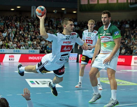 23.11.2019, xovx, Handball Bundesliga, HSG Wetzlar - TSV GWD Minden emspor, Angriff Minden, v.l. Aliaksandr Padshyvalau (GWD Minden), Marian Michalczik (GWD Minden), Nils Torbruegge (HSG Wetzlar), Aktion . (DFL DFB REGULATIONS PROHIBIT ANY USE OF PHOTOGRAPHS as IMAGE SEQUENCES and or QUASI-VIDEO) Wetzlar
