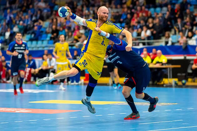 Bietigheim, Deutschland 23. November 2019: 2. BL - 19 20- SG BBM Bietigheim vs. VfL Gummersbach Alexander Becker (Gummersbach), Nikola Vlahovic (Bietigheim) Bietigheim Egetrans Arena Baden-Württemberg Deutschland