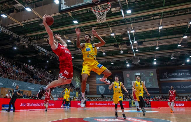 Bilder des Jahres 2019, Sport 11 November Sport Bilder des Tages Deutschland, Wuerzburg, s.Oliver Arena, 23.11.2019, s.Oliver Wuerzburg vs. MHP RIESEN Ludwigsburg, Basketball Bild: v. l. Florian Koch (s.Oliver Wuerzburg) und Nick Weiler-Babb (MHP RIESEN) *** Germany, Wuerzburg, s Oliver Arena, 23 11 2019, s Oliver Wuerzburg vs MHP RIESEN Ludwigsburg, Basketball Picture v l Florian Koch s Oliver Wuerzburg und Nick Weiler Babb MHP RIESEN Copyright: HMBxMedia xHeikoxBecker