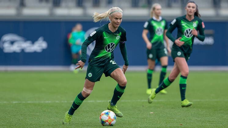 v.li.: Pernille Harder (VfL Wolfsburg, 22) am Ball, Aktion, Action, DIE DFB-RICHTLINIEN UNTERSAGEN JEGLICHE NUTZUNG VON FOTOS ALS SEQUENZBILDER UND ODER VIDEOÄHNLICHE FOTOSTRECKEN. DFB REGULATIONS PROHIBIT ANY USE OF PHOTOGRAPHS AS IMAGE SEQUENCES AN OR QUASI-VIDEO., 23.11.2019, Wolfsburg (Deutschland), Fussball, Flyeralarm Frauen-Bundesliga, VfL Wolfsburg - FC Bayern München