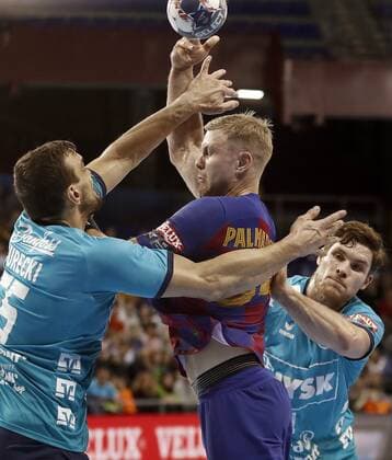 Barcelona s Aron Palmarsson (C) in action against Flensburg-Handewitt s Michal Jurecki (L) and Johannes Golla (R) during the Handball Champions League match between FC Barcelona, Barca and Flensburg-Handewitt at Palau Blaugrana in Barcelona, Catalonia, Spain, 23 November 2019. FC Barcelona - Flensburg-Handewitt !ACHTUNG: NUR REDAKTIONELLE NUTZUNG!  Copyright: xAndreuxDalmaux GRAF5667 20191123-637101437965838597