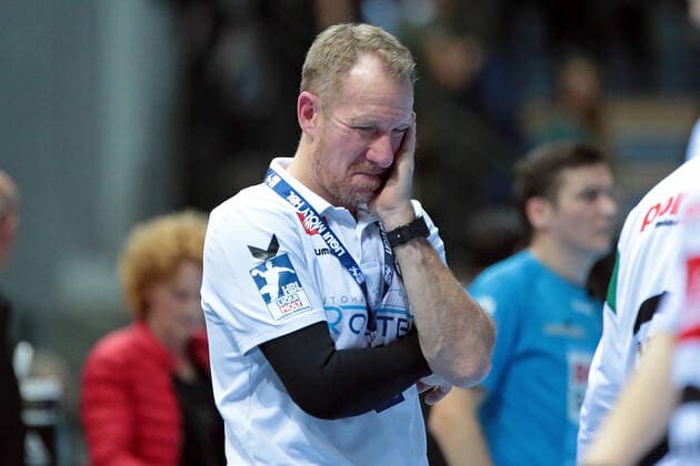 23.11.2019, xovx, Handball Bundesliga, HSG Wetzlar - TSV GWD Minden emspor, v.l. Trainer Frank Carstens (GWD Minden) enttaeuscht, enttaeuscht schauend, dissapointed, Freisteller. (DFL DFB REGULATIONS PROHIBIT ANY USE OF PHOTOGRAPHS as IMAGE SEQUENCES and or QUASI-VIDEO) Wetzlar