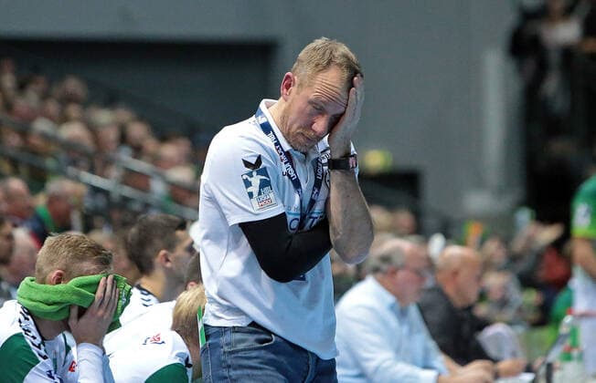 23.11.2019, xovx, Handball Bundesliga, HSG Wetzlar - TSV GWD Minden emspor, Trainer Frank Carstens (GWD Minden) enttaeuscht, enttaeuscht schauend, dissapointed, Freisteller. (DFL DFB REGULATIONS PROHIBIT ANY USE OF PHOTOGRAPHS as IMAGE SEQUENCES and or QUASI-VIDEO) Wetzlar