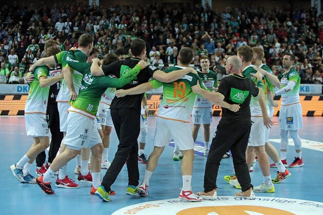 23.11.2019, xovx, Handball Bundesliga, HSG Wetzlar - TSV GWD Minden emspor, v.l. Die Spieler der HSG Wetzlar bejubeln den 26:23 Sieg gegen Minden. (DFL DFB REGULATIONS PROHIBIT ANY USE OF PHOTOGRAPHS as IMAGE SEQUENCES and or QUASI-VIDEO) Wetzlar