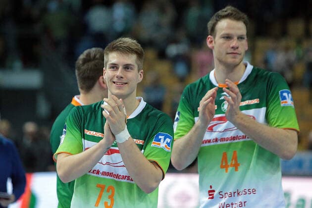 23.11.2019, xovx, Handball Bundesliga, HSG Wetzlar - TSV GWD Minden emspor, Die Spieler der HSG Wetzlar bejubeln den 26:23 Sieg gegen Minden. v.l. Viggo Kristjansson (HSG Wetzlar), Lenny Rubin (HSG Wetzlar). (DFL DFB REGULATIONS PROHIBIT ANY USE OF PHOTOGRAPHS as IMAGE SEQUENCES and or QUASI-VIDEO) Wetzlar