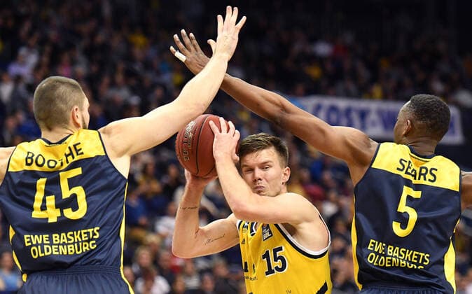Martin Hermannsson (ALBA), mit Ball, links Nathan Boothe (Oldenburg), rechts Justin Sears (Oldenburg), ALBA Berlin - EWE Basket Oldenburg Basketball, easy Credit BBL , Herren, Maenner, Männer, men, Saison 2019 2020 Berlin, 23.11.2019, Mercedes-Benz Arena