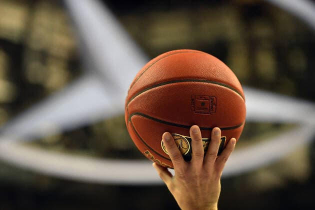 Schiedsrichter hält den Ball hoch ALBA Berlin - EWE Basket Oldenburg Basketball, easy Credit BBL , Herren, Maenner, Männer, men, Saison 2019 2020 Berlin, 23.11.2019, Mercedes-Benz Arena