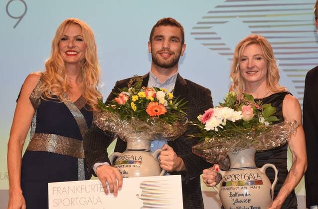 Bilder des Jahres 2019, Sport 11 November Sport Bilder des Tages 23.11.2019 Frankfurt am Main Frankfurter Sportgala 2019 Frankfurter Sportler des Jahres 2019 wurde Profiboxer und gegenwärtiger IBF International Titelträger im Halbschwergewicht Bild zeigt Moderatorin Sonya Kraus und Leon Bunn mit Marathonläuferin Katharina Steinruck, die den Preis Sportlerin des Jahres für Leichtathletin Gesa Felicitas Krause entgegennahm *** 23 11 2019 Frankfurt am Main Frankfurter Sportgala 2019 Frankfurt Athlete of the Year 2019 Frankfurt Athlete of the Year 2019 became Professional Boxer and current IBF International Champion in Light Heavyweight Picture shows presenter Sonya Kraus and Leon Bunn with marathon runner Katharina Steinruck, who received the Athlete of the Year Award for athlete Gesa Felicitas Krause