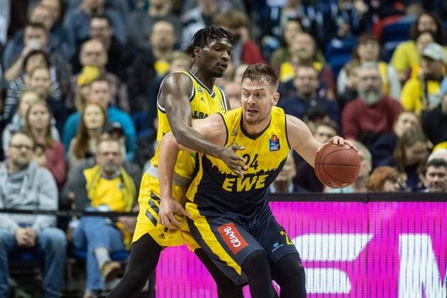Basketball Berlin 23.11.2019 1. Bundesliga BBL Saison 2019 2020 Alba Berlin - EWE Baskets Oldenburg Rasid Mahalbasic (Oldenburg, No.24) Landry Nnoko (Alba Berlin, No.35)