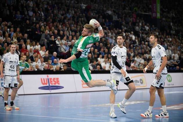 Maciej Gebala (SC DHfK Leipzig, 28) vor Hendrik Pekeler (THW Kiel, 61) und Harald Reinkind (THW Kiel, 6), Handball-Bundesliga, Liqui-Moly-HBL, Männer, 14. Spieltag, THW Kiel vs SC DHfK Leipzig, 24.11.19 Kiel Sparkassen Arena Schleswig-Holstein Germany