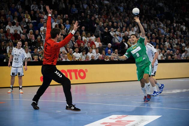 Lucas Krzikalla (SC DHfK Leipzig, 8) gegen Niklas Landin Jacobsen (THW Kiel, 1), Handball-Bundesliga, Liqui-Moly-HBL, Männer, 14. Spieltag, THW Kiel vs SC DHfK Leipzig, 24.11.19 Kiel Sparkassen Arena Schleswig-Holstein Germany