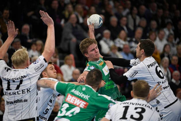 Franz Semper (SC DHfK Leipzig, 3) gegen Hendrik Pekeler (THW Kiel, 61), Handball-Bundesliga, Liqui-Moly-HBL, Männer, 14. Spieltag, THW Kiel vs SC DHfK Leipzig, 24.11.19 Kiel Sparkassen Arena Schleswig-Holstein Germany