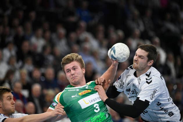 Franz Semper (SC DHfK Leipzig, 3) gegen Hendrik Pekeler (THW Kiel, 61), Handball-Bundesliga, Liqui-Moly-HBL, Männer, 14. Spieltag, THW Kiel vs SC DHfK Leipzig, 24.11.19 Kiel Sparkassen Arena Schleswig-Holstein Germany