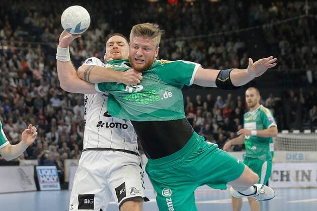 1.Handball Bundesliga THW Kiel - SC DHfK Leipzig, Kiel, 24.11.2019 Maciej Gebala ( Leipzig, 28 ) im Zweikampf gegen Ole Rahmel ( Kiel, 22 ). Copyright: xBEAUTIFULxSPORTS DRPx