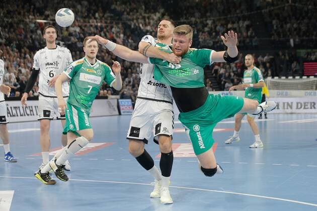 1.Handball Bundesliga THW Kiel - SC DHfK Leipzig, Kiel, 24.11.2019 Maciej Gebala ( Leipzig, 28 ) im Zweikampf gegen Ole Rahmel ( Kiel, 22 ). Copyright: xBEAUTIFULxSPORTS DRPx