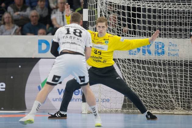 1.Handball Bundesliga THW Kiel - SC DHfK Leipzig, Kiel, 24.11.2019 Torwart Joel Birlehm ( Leipzig, 35 ) beim 7-Meter gegen Niclas Ekberg ( Kiel, 18 ). Copyright: xBEAUTIFULxSPORTS DRPx