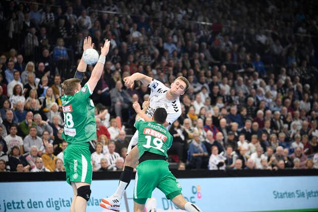 Nikola Bilyk (THW Kiel, 53) vor Maciej Gebala (SC DHfK Leipzig, 28) und Bastian Roscheck (SC DHfK Leipzig, 19), Handball-Bundesliga, Liqui-Moly-HBL, Männer, 14. Spieltag, THW Kiel vs SC DHfK Leipzig, 24.11.19 Kiel Sparkassen Arena Schleswig-Holstein Germany