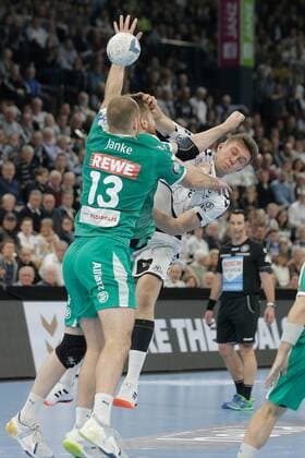 1.Handball Bundesliga THW Kiel - SC DHfK Leipzig, Kiel, 24.11.2019 Nikola Bilyk ( Kiel, 53 ) im Zweikampf gegen Maximilian Janke ( Leipzig, 13 ) Copyright: xBEAUTIFULxSPORTS DRPx