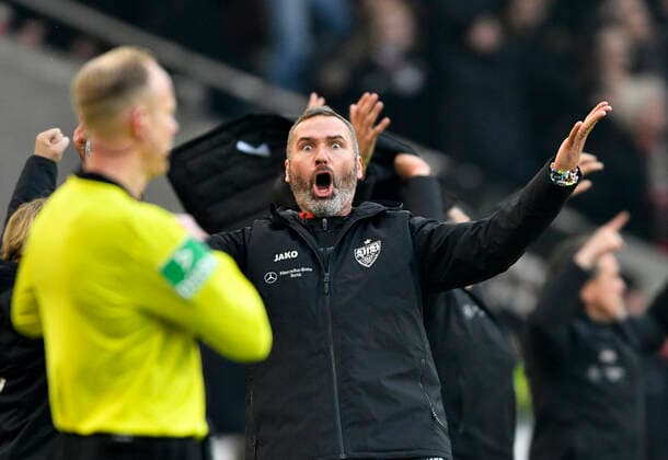 Bilder des Jahres 2019, Sport 11 November Sport Bilder des Tages TOR zum 3:0 Hamadi Al Ghaddioui VfB Stuttgart Torjiubel bei Trainer Cheftrainer Coach Tim Walter VfB Stuttgart VfB Stuttgart vs Karlsruher SC KSC 24.11.2019 DFL REGULATIONS PROHIBIT ANY USE OF PHOTOGRAPHS AS IMAGE SEQUENCES AND OR QUASI-VIDEO VfB Stuttgart vs Karlsruher SC KSC *** Goal to 3 0 Hamadi Al Ghaddioui VfB Stuttgart Torjiubel with coach head coach Tim Walter VfB Stuttgart VfB Stuttgart vs Karlsruher SC KSC 24 11 2019 DFL REGULATIONS PROHIBIT ANY USE OF PHOTOGRAPHS AS IMAGE SEQUENCES AND OR QUASI VIDEO VfB Stuttgart vs Karlsruher SC KSC