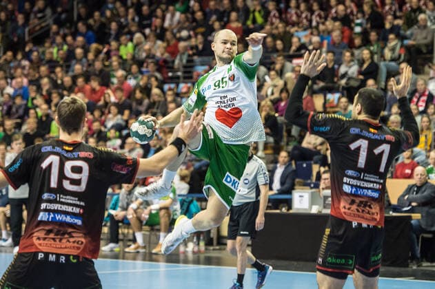 Paul Drux (GER - 95 Fuechse Berlin) setzt sich am 7 Meter Kreis durch - Aktion - Spielszene - Querformat - quer - horizontal - Event Veranstaltung: Fuechse Berlin vs. HK Malmö EHF-Cup 3.Runde 2019 20 - Location Ort: Max Schmeling Halle Berlin Deutschland Germany Europa Europe Datum Date: 24.11.2019