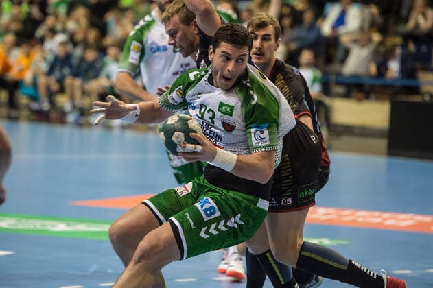 Mijajlo Marsenic (GER - 93 Fuechse Berlin) setzt sich am 7 Meter Kreis durch - Aktion - Spielszene - Querformat - quer - horizontal - Event Veranstaltung: Fuechse Berlin vs. HK Malmö EHF-Cup 3.Runde 2019 20 - Location Ort: Max Schmeling Halle Berlin Deutschland Germany Europa Europe Datum Date: 24.11.2019