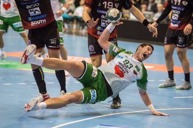 Mijajlo Marsenic (GER - 93 Fuechse Berlin) setzt sich am 7 Meter Kreis durch - Aktion - Spielszene - Querformat - quer - horizontal - Event Veranstaltung: Fuechse Berlin vs. HK Malmö EHF-Cup 3.Runde 2019 20 - Location Ort: Max Schmeling Halle Berlin Deutschland Germany Europa Europe Datum Date: 24.11.2019