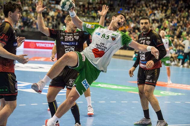 Mijajlo Marsenic (GER - 93 Fuechse Berlin) setzt sich am 7 Meter Kreis durch - Aktion - Spielszene - Querformat - quer - horizontal - Event Veranstaltung: Fuechse Berlin vs. HK Malmö EHF-Cup 3.Runde 2019 20 - Location Ort: Max Schmeling Halle Berlin Deutschland Germany Europa Europe Datum Date: 24.11.2019