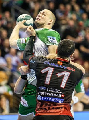 24.11.2019, Berlin, Handball, EHF-Pokal, 3.Runde, 6.Spieltag, Rückspiel, Max-Schmeling-Halle, Füchse Berlin gegen HK Malmö. Berlins Paul Drux (l) wirft den Ball gegen die Abwehr von Kassem Awad von HK Malmö . Füchse Berlin - HK Malmö