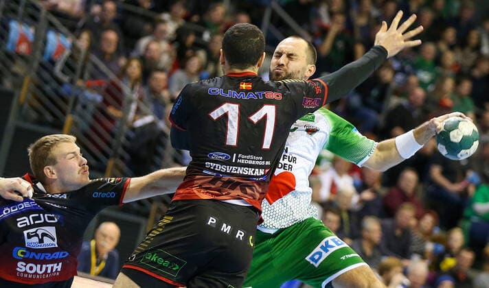 24.11.2019, Berlin, Handball, EHF-Pokal, 3.Runde, 6.Spieltag, Rückspiel, Max-Schmeling-Halle, Füchse Berlin gegen HK Malmö. Berlins Michael Müller (r) kämpft gegen Malmös Abwehr aus Daniel Ekman (l) und Kassem Awad (M). Füchse Berlin - HK Malmö