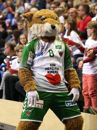 24.11.2019, Berlin, Handball, EHF-Pokal, 3.Runde, 6.Spieltag, Rückspiel, Max-Schmeling-Halle, Füchse Berlin gegen HK Malmö. Maskottchen Fuchsi feuert die Fans an. Füchse Berlin - HK Malmö