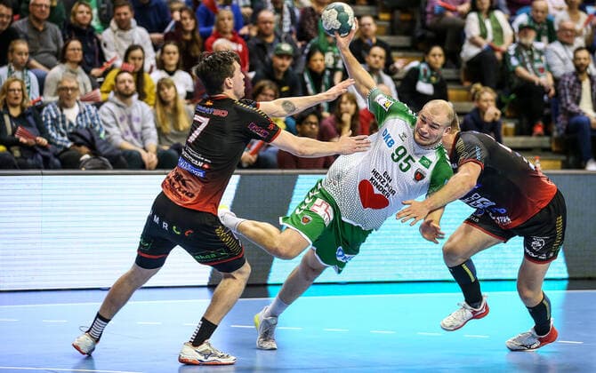 24.11.2019, Berlin, Handball, EHF-Pokal, 3.Runde, 6.Spieltag, Rückspiel, Max-Schmeling-Halle, Füchse Berlin gegen HK Malmö. Berlins Paul Drux (M) wird gestoppt durch Malmös Abwehr aus Tim Hilding (l) ud Anton Blickhammar (r). Füchse Berlin - HK Malmö