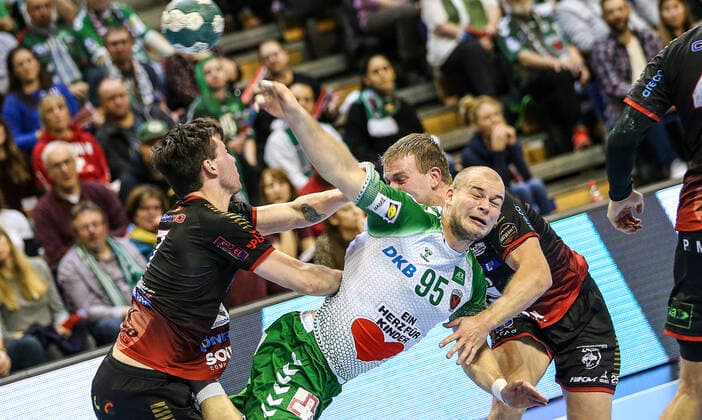 24.11.2019, Berlin, Handball, EHF-Pokal, 3.Runde, 6.Spieltag, Rückspiel, Max-Schmeling-Halle, Füchse Berlin gegen HK Malmö. Berlins Paul Drux (M) wird gestoppt durch Malmös Abwehr aus Tim Hilding (l) ud Anton Blickhammar (r). Füchse Berlin - HK Malmö