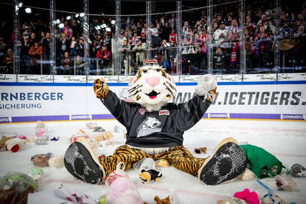 24.11.2019 - Eishockey - Saison 2019 2020 - DEL - 21. Spieltag: Thomas Sabo Ice Tigers Icetigers Nürnberg - Düsseldorfer EG - ThHa - Pucki (Maskottchen, Thomas Sabo Ice Tigers ) mit Kuscheltieren vor den Fans