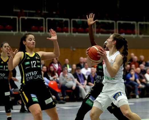 gsd zje Saison 2019 20 Basketball Damen Bundesliga DBBL flippo Baskets BG 74 - inexio Royals Saarlouis Göttingens Jennifer Crowder(am Ball) gegen Saarlouis Seraphina Asumah-Kofoh und Corinna Dobroniak