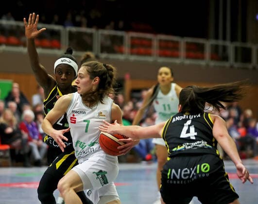 gsd zje Saison 2019 20 Basketball Damen Bundesliga DBBL flippo Baskets BG 74 - inexio Royals Saarlouis Göttingens Jennifer Crowder(am Ball) gegen Saarlouis Seraphina Asumah-Kofoh (links) und Andrea Andelova